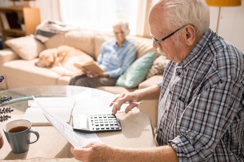 Foto: Pensionist mit Taschenrechner